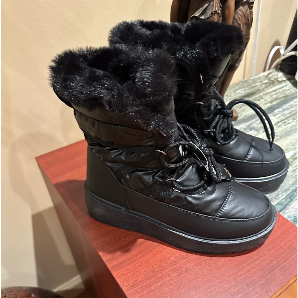 NWT GOLDEN ROAD Super warm boots. 2”platform. Size 8